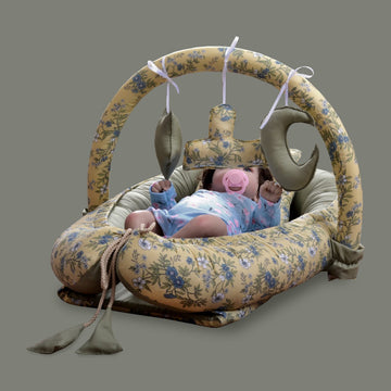 Printed baby nest with hanging road- Green Flowers